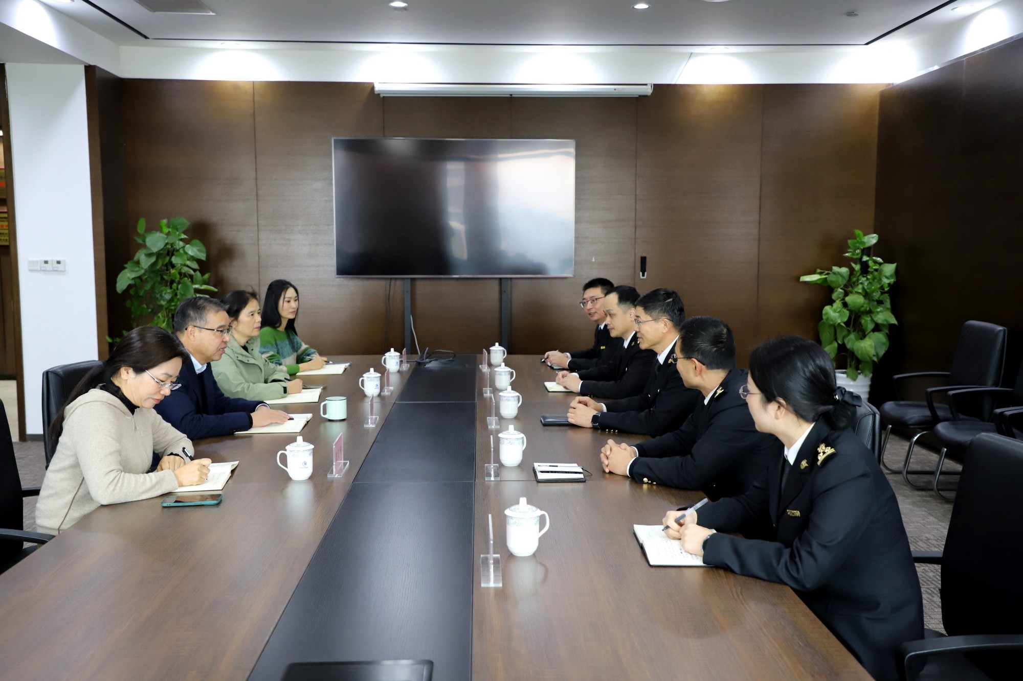 慈溪海關(guān)陳偉關(guān)長(zhǎng)一行來(lái)我公司調(diào)研指導(dǎo)